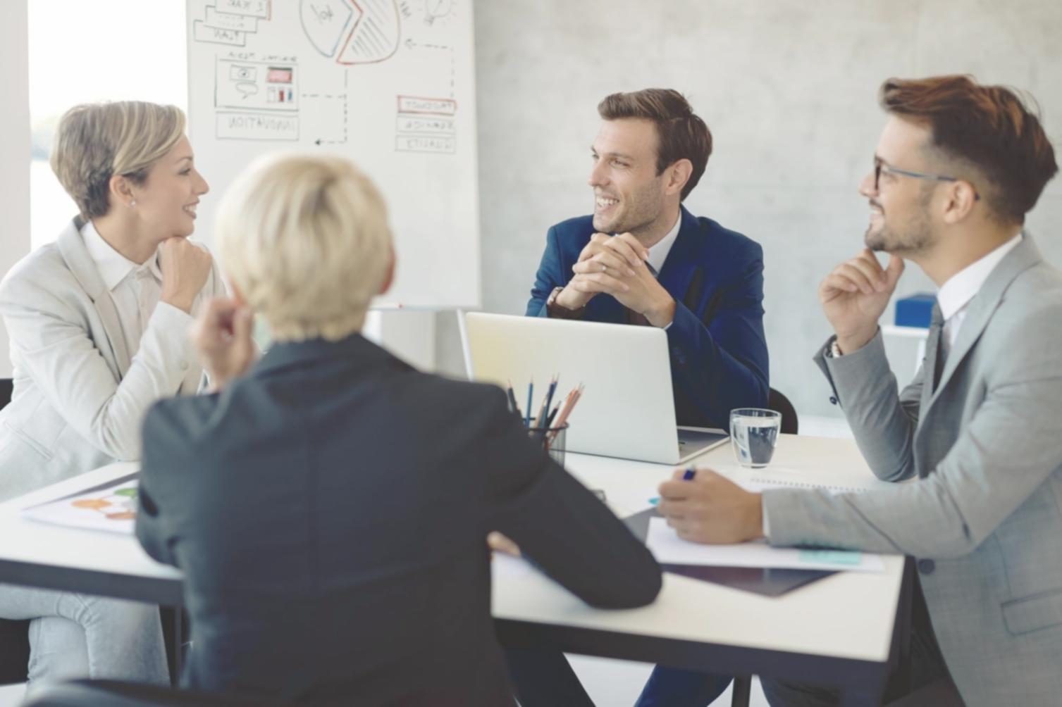 Famille discutant sereinement de finances autour d'une table